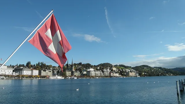 lucerne, lake lucerne region, swiss flag, flag, hofkirche, nature, heaven, water, blue, switzerland. Standortnachweise für Cloud-Daten in der Schweiz einordnen