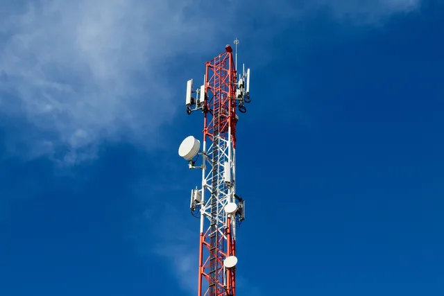 aerial, communication, connection, telecommunication, telecom, antenna, blue community, blue communication, telecommunication, telecommunication, telecom, telecom, telecom, telecom, telecom, antenna. Rete fissa, Internet e telefonia mobile per le PMI svizzere: tipi di connessione, contratti e cambio